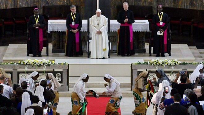 Francisco contempla la danza de varias religiosas en la catedral de Maputo