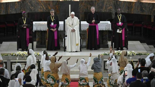 El Papa, con los consagrados en la catedral de Maputo