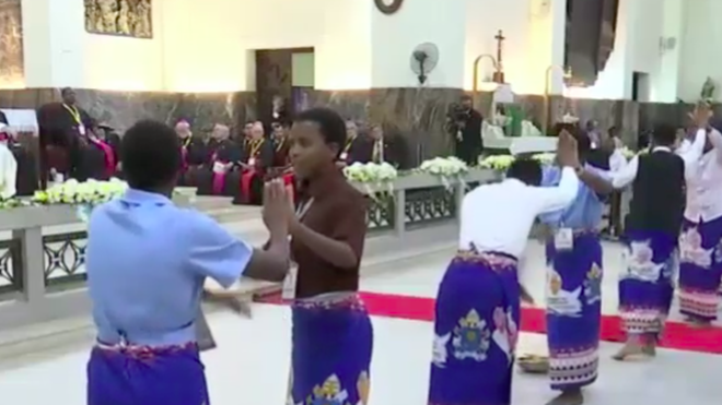 Religiosas danzan ante el Papa