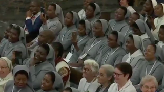 Monjas escuchan al Papa