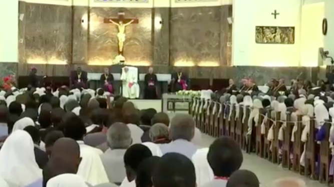 Religiosos, con el Papa en la catedral de Maputo