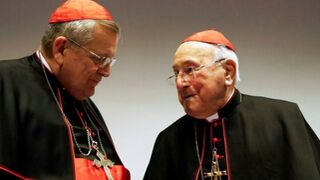 Los cardenales Burke (i) y Brandmüller (d)