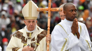 Francisco, con su báculo de madera en Maputo