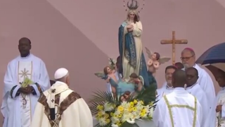 El Papa inciensa a la Inmaculada de Maputo