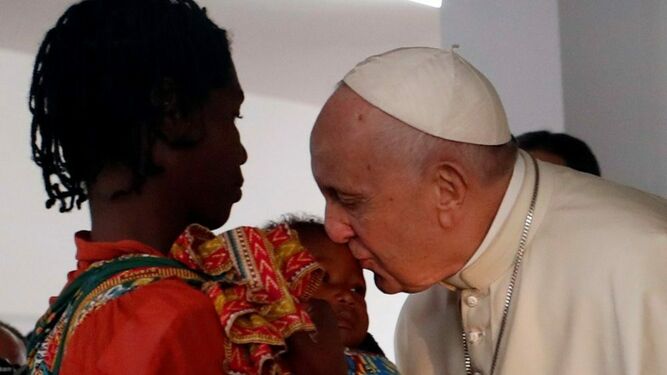 Francisco, con una mujer y un niño