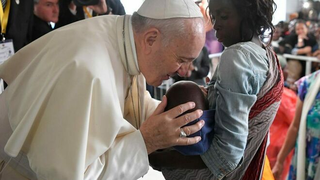 El Papa besa a un niño en Zimpeto