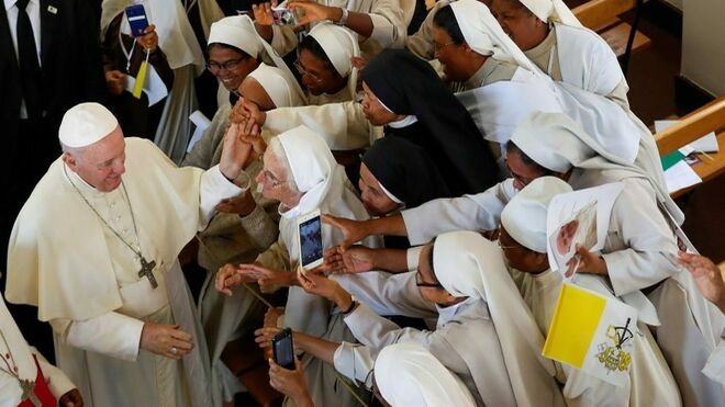 Francisco, con las religiosas de Madagascar