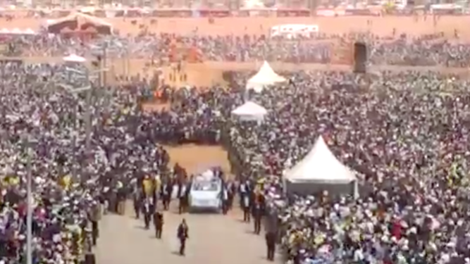 Una multitud, con el Papa