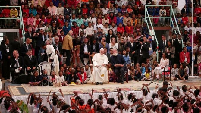 El Papa, con Pedro Opeka, en la ciudad de la Amistad