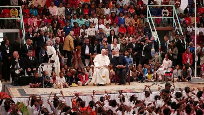 El Papa, con Pedro Opeka, en la ciudad de la Amistad