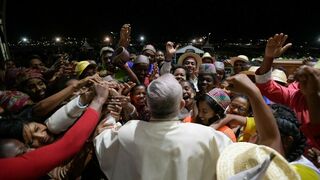 Francisco, rodeado por jóvenes en Antananarivo