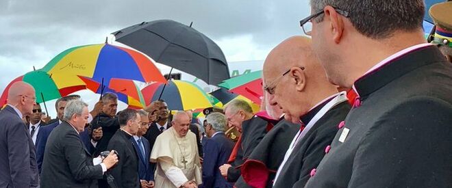 Mauricio recibe con frío, lluvia y colorido al Papa