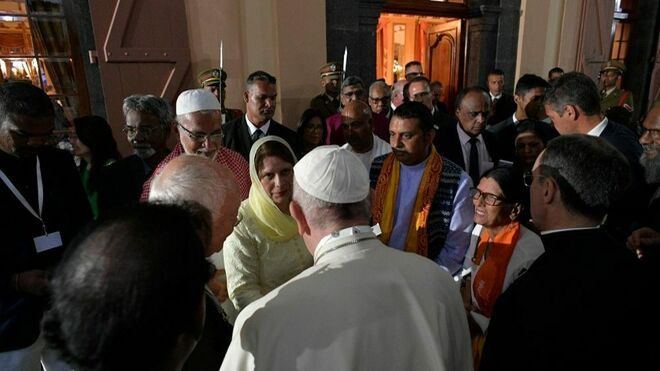 El Papa saluda a los líderes religiosos de Mauricio