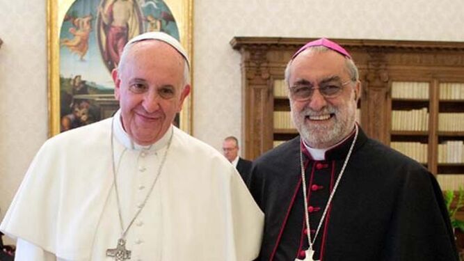 Mon. Rosario Vella, SDB, recientemente nombrado obispo de Moramanga junto a Francisco durante la reciente visita del pontífice