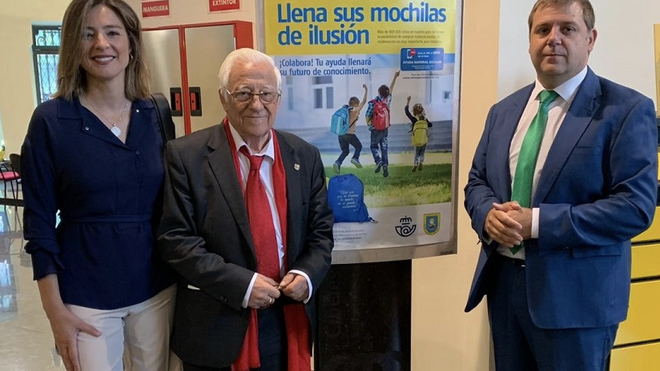 Sandra Barneda, el padre Ángel, y el presidente de Correos, Juan Manuel Serrano