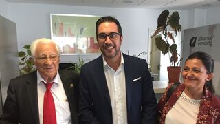 El padre Ángel y el alcalde de Pinto, Diego Ortiz en la residencia de mayores de la localidad