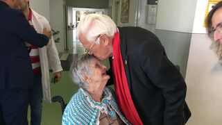 El padre Ángel besa a una anciana residente