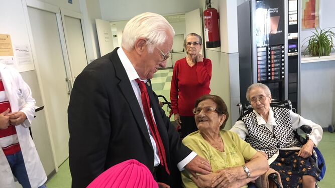 El padre Ángel saluda a ancianas de una residencia
