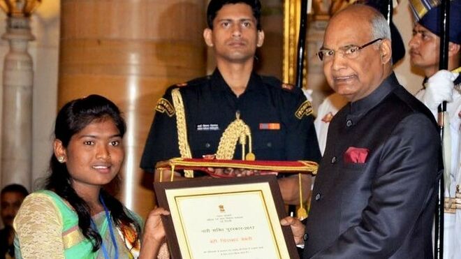 Rescatada de la trata de personas recibe premio al empoderamiento de la mujer en India