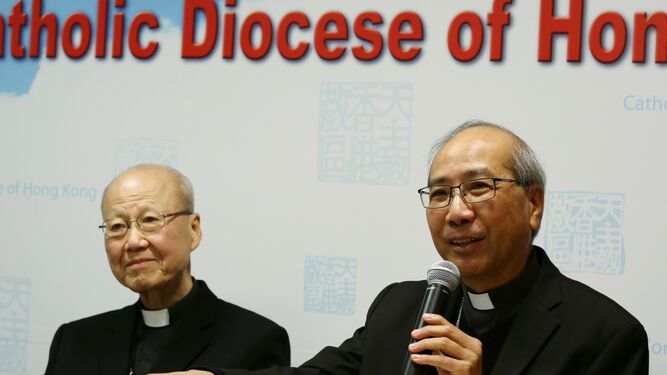 Joseph Ha (d), auxiliar de Hong Kong, con el cardenal Tong