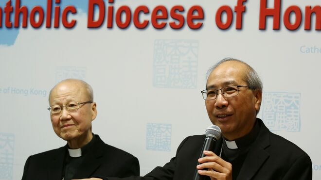 Joseph Ha (d), auxiliar de Hong Kong, con el cardenal Tong