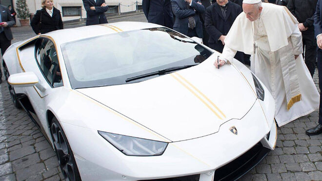 El Papa Francisco firma un lamborghini
