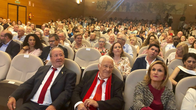 julio millan medina y el padre angel en el homenaje