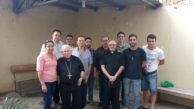 Cardenal Cañizares durante su viaje a ecuador, junto a Ramón Peris y seminaristas