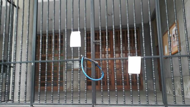 El candado colocado por los fieles en la parroquia de la Sagrada Familia de Donostia