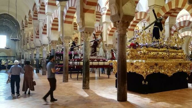 Pasos procesionales instalados en el interior de la Mezquita-Catedral