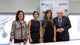 La consejera Beatriz Artolazabal, las graduadas Ainhoa Apeztegia y Naia Urrutikoetxea, y el rector José María Guibert