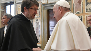 El Papa saluda a Alejandro Moral Antón