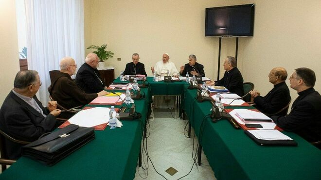 El Papa Francisco, reunido con el C-6