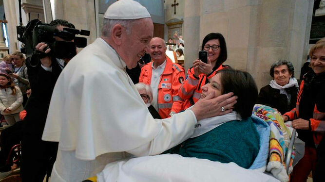 El Papa bendice a una mujer