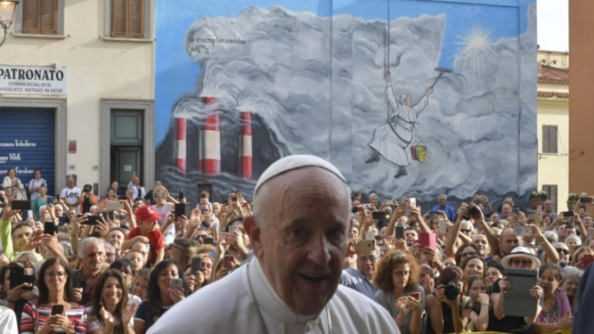 El Papa, en Albano, con una pintada al fondo