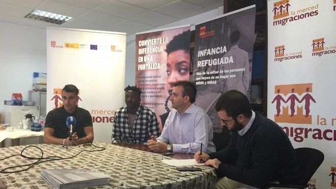 Los educadores de La Merced Migrantes junto al director de la fundación y al técnico de comunicación