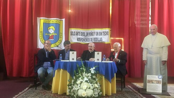 Los presentadores, el autor, y la imagen del Papa