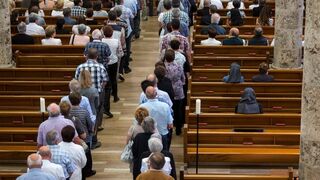 Fieles y religiosas en una iglesia suiza