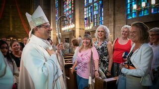 El presidente de los obispos suizos, Felix Gmür, con mujeres fieles
