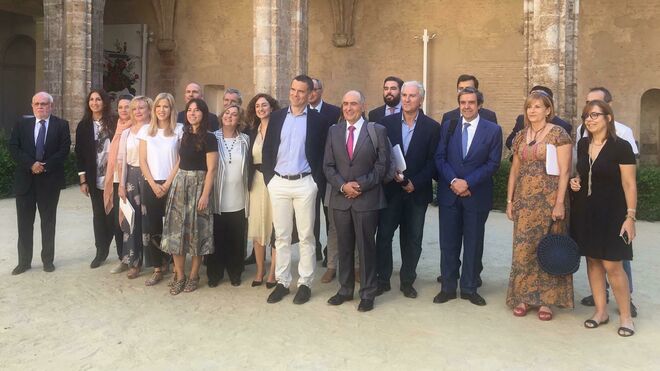 Foto de familia de los participantes en el Desayuno Solidario de la Fundación Chávarri en Valencia