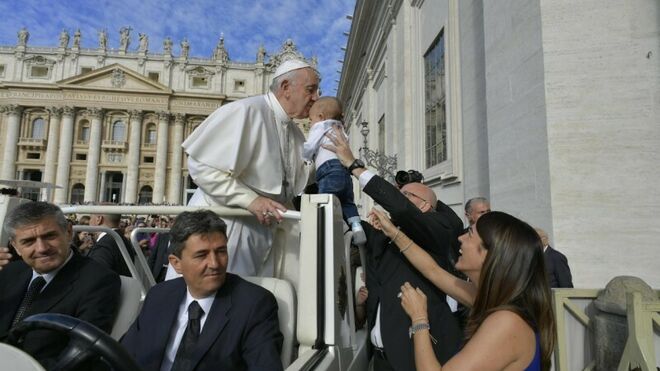 El Papa Francisco besa a un bebé tras su catequesis
