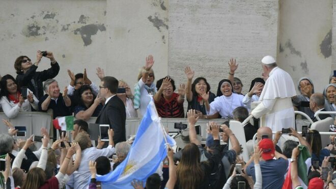 El Papa en San Pedro saluda tras su catequesis