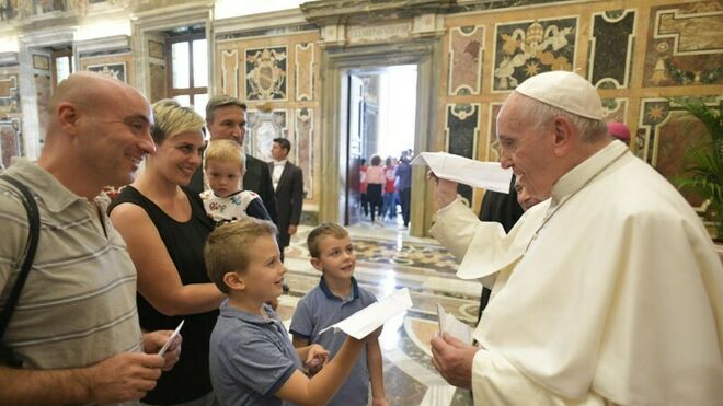 Francisco juega con aviones de papel de unos niños de la Comunidad Emanuel
