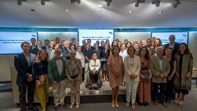 Foto de familia de las ayudas al Banco Sabadell