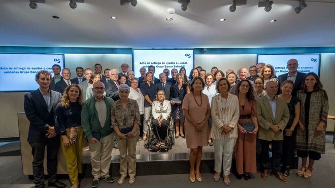 Foto de familia de las ayudas al Banco Sabadell