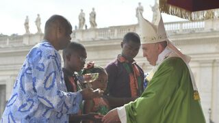 El Papa, con los refugiados