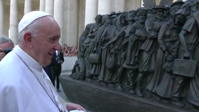 Francisco, frente a la "barca" de los migrantes