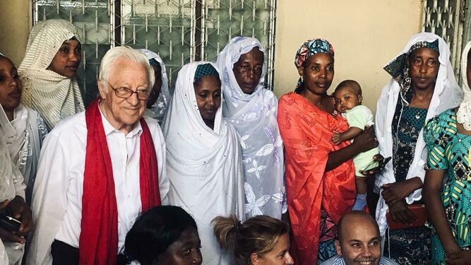 El padre Ángel, con las mujeres Bororo