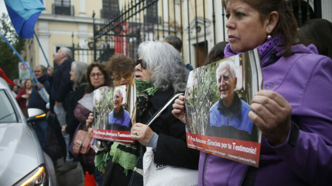 Mujeres en el funeral del jesuita chileno Pepe Aldunate