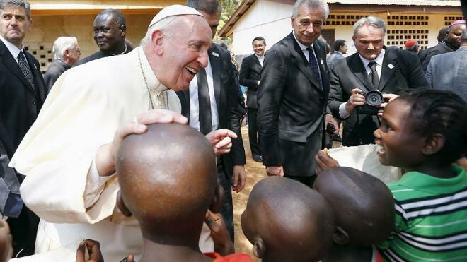 El Papa saluda a niños en las misiones